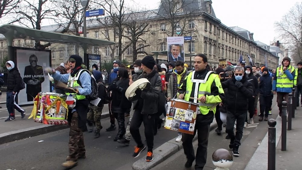 Paris'te aşı kartı protesto gösterileri.