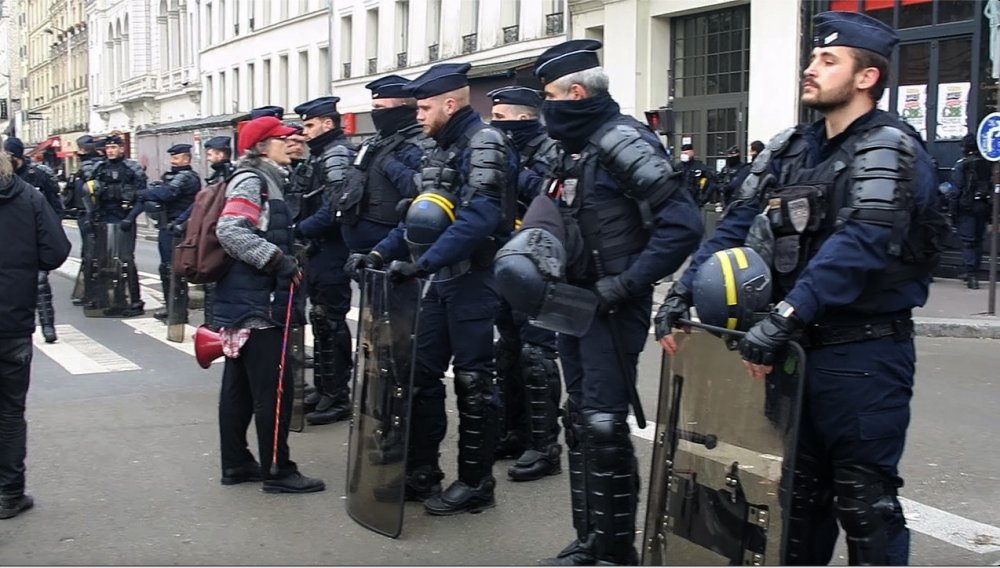 Paris'te aşı kartı uygulamasında göstericiler ile polisler karşı karşıya geldi.