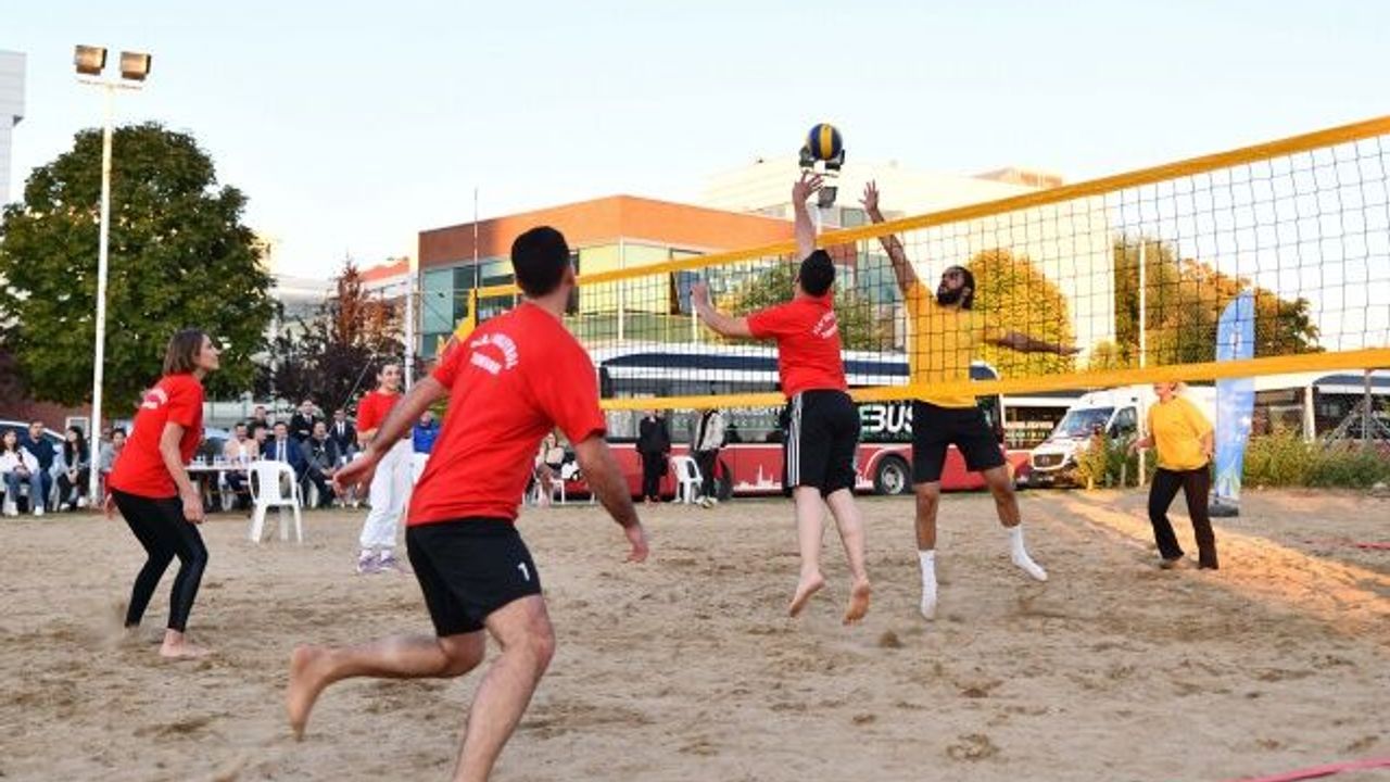 Tepebaşı'nda plaj voleybolu heyecanı başladı
