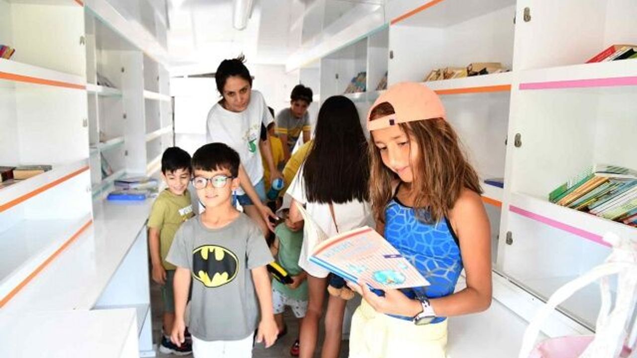 Eskişehirli çocuklar gezici kütüphaneyle eğlenerek öğreniyor