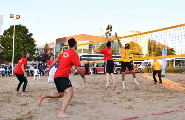 Tepebaşı'nda plaj voleybolu heyecanı başladı