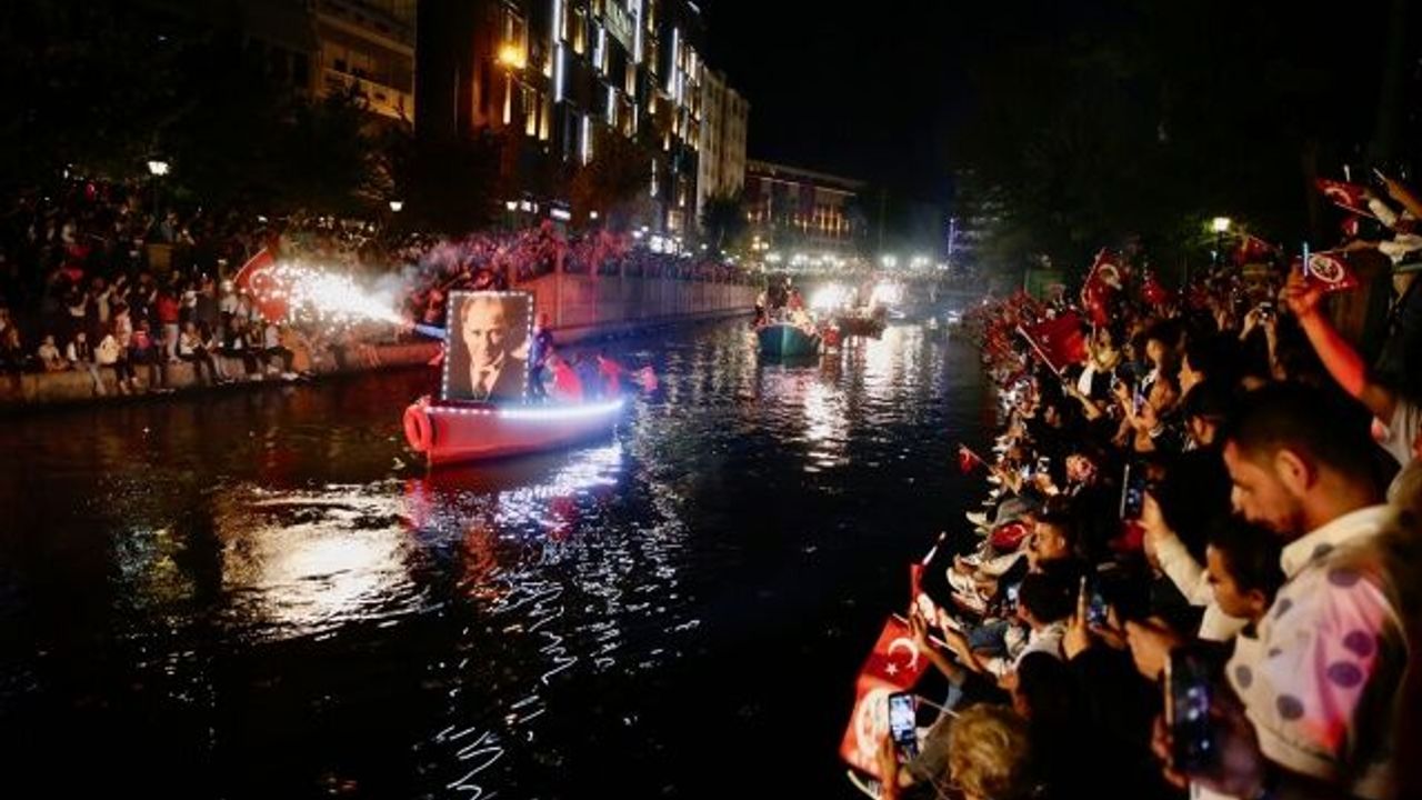 Eskişehir'de botlarla Fener Alayı