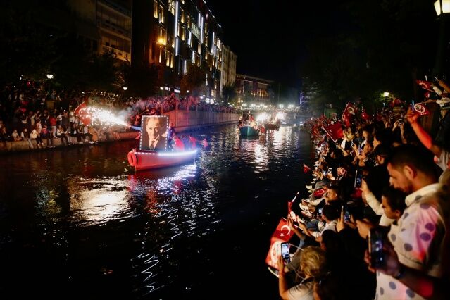 Eskişehir'de botlarla Fener Alayı