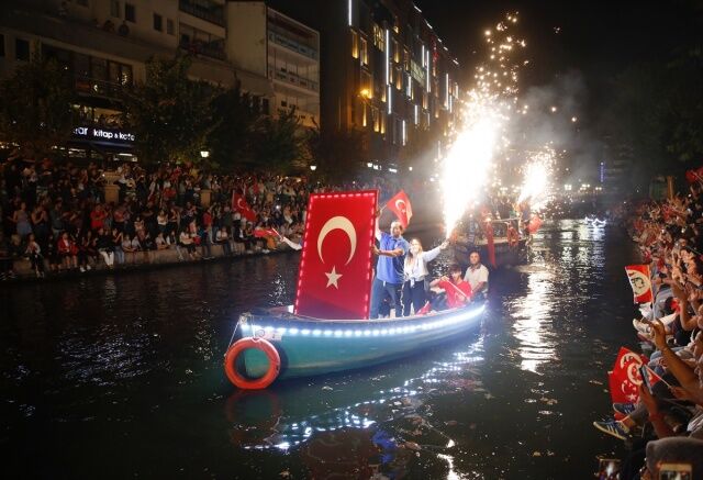 Eskişehir'de botlarla Fener Alayı