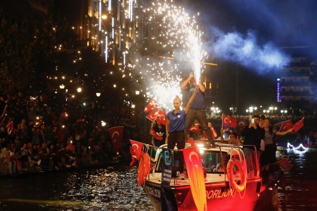 Eskişehir'de botlarla Fener Alayı