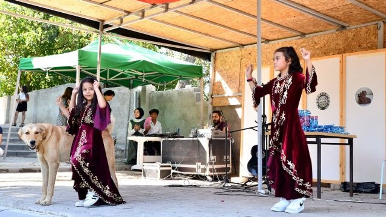 Tepebaşı'nda Çocuk Sanat Şenliği'nden renkli görüntüler