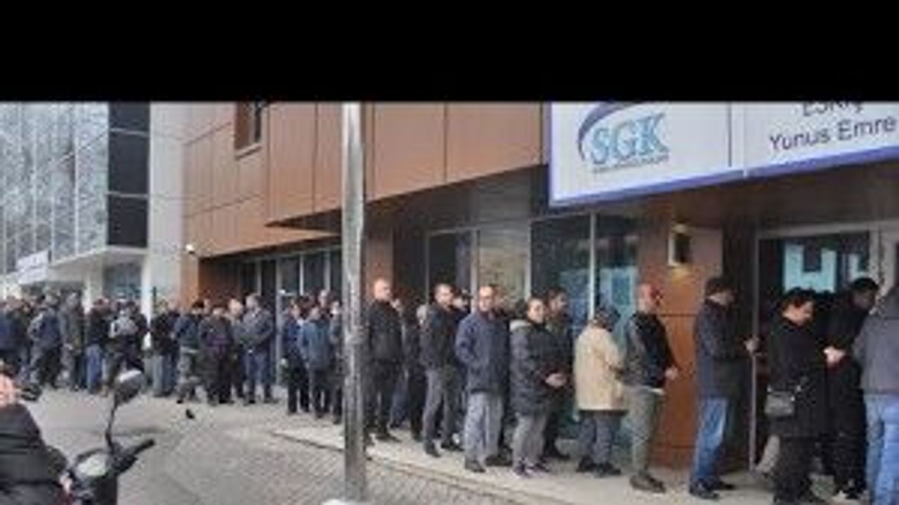 Eskişehir'de EYT başvurularına yoğun ilgi... SGK binasının önünde uzun kuyruklar oluştu