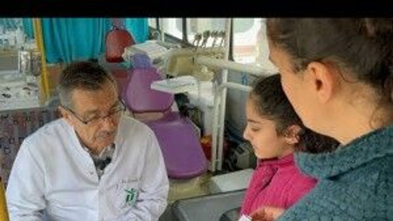 Tepebaşı'nın Mobil Diş Kliniği Hatay'da hizmette... Ahmet Ataç depremzedeleri muayene etti