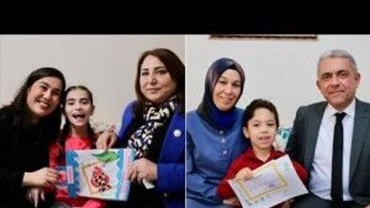 Eskişehir'de bir başka sevinç... Karnelerini İl Milli Eğitim Müdürü Pervin Töre'den aldılar