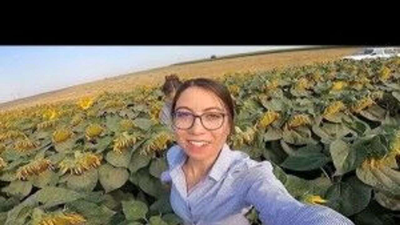 Çiftelerli kadın çiftçi fenomen oldu! "Ojemi de sürerim, tarlamı da"