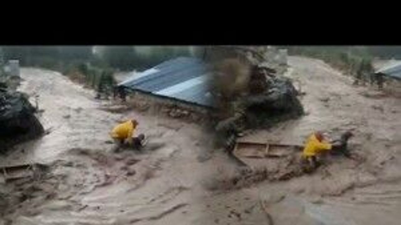 Kütahya'da sele kapılan gencin kurtarılma anı!