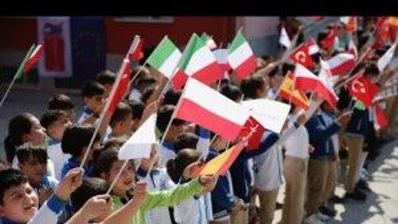 Türk ve yabancı öğrenciler Eskişehir'den başlattı
