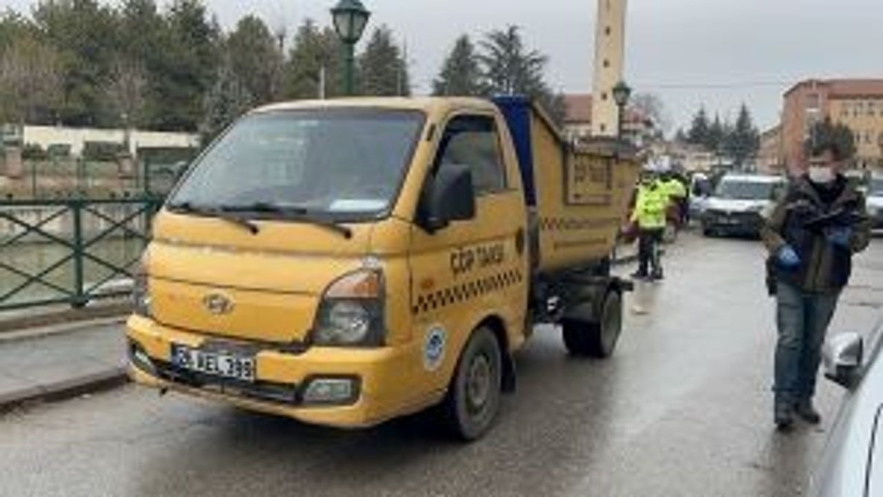 Odunpazarı'nda inanılmaz kaza! Belediye işçisi kamyonun altında kaldı