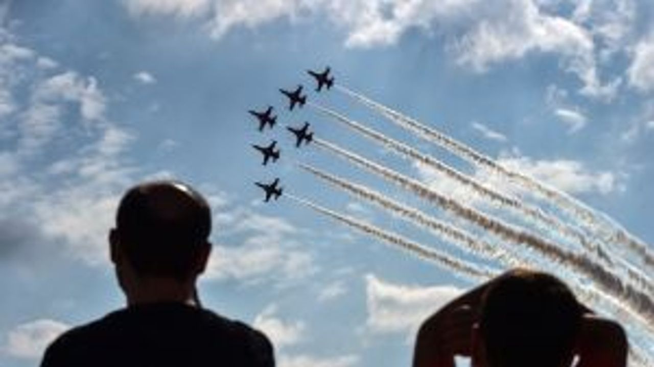 Türk Yıldızları'ndan TEKNOFEST'te muhteşem gösteri