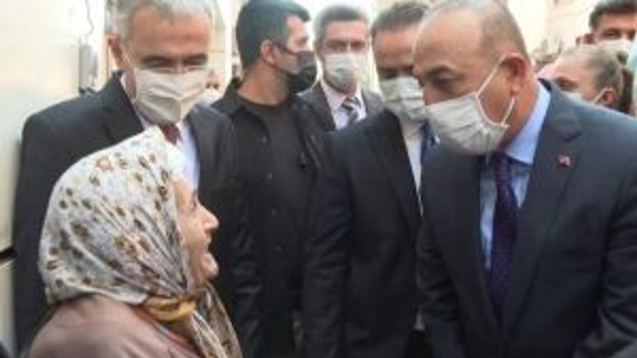 Bakan Çavuşoğlu'na Eskişehir'de büyük ilgi... "Koşa koşa sizi görmeye geldim"