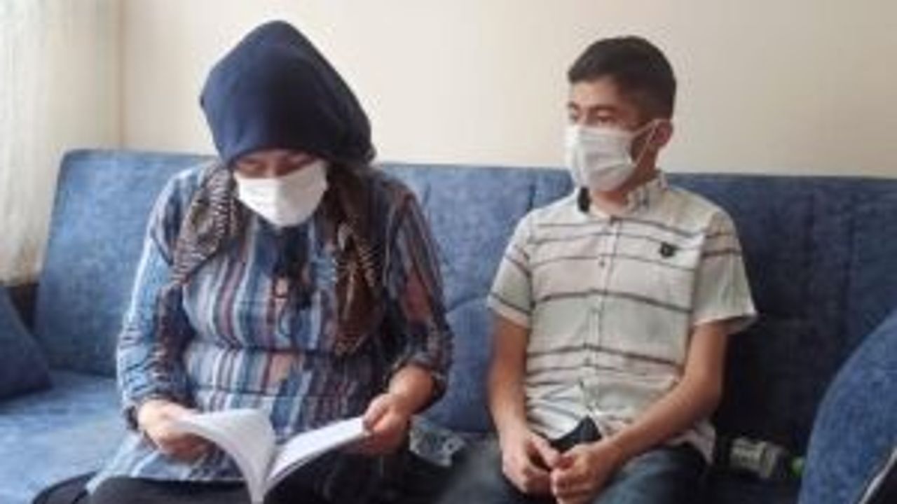 Eskişehir'de annesinin desteğiyle iki üniversite okuyor... Hedefi Hukuk Fakültesi