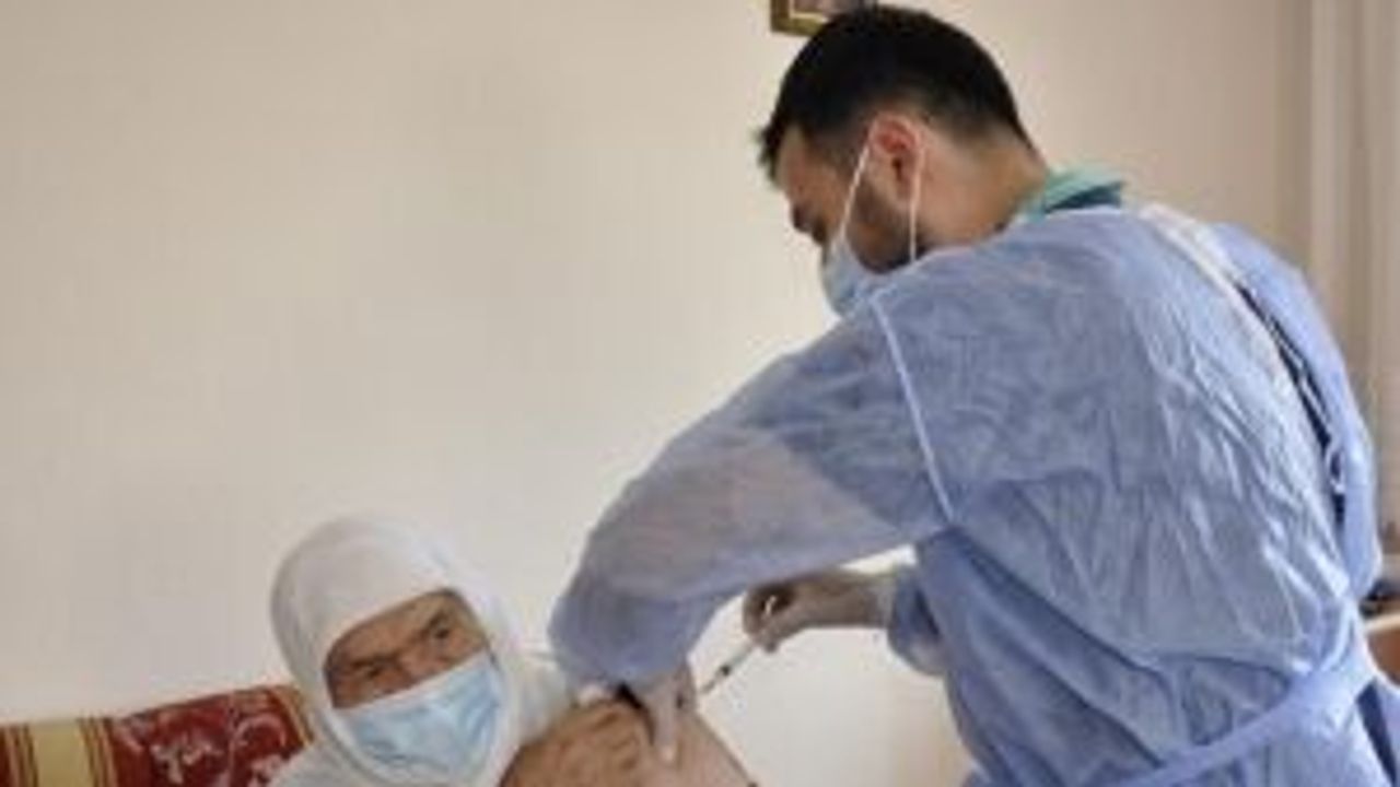 Eskişehir'de evde aşı uygulaması... Hastaneye gidemeyenin evine gidiyorlar