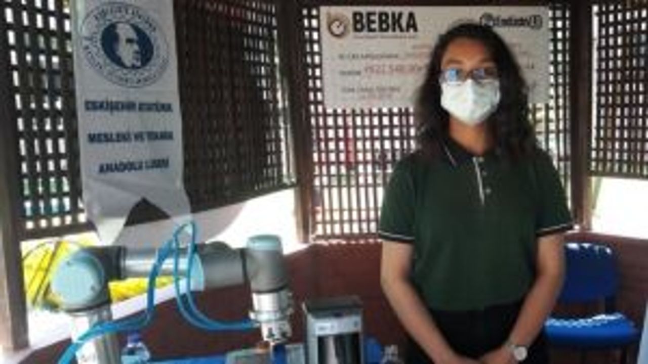Türk kahvesi pişirip servis eden robot
