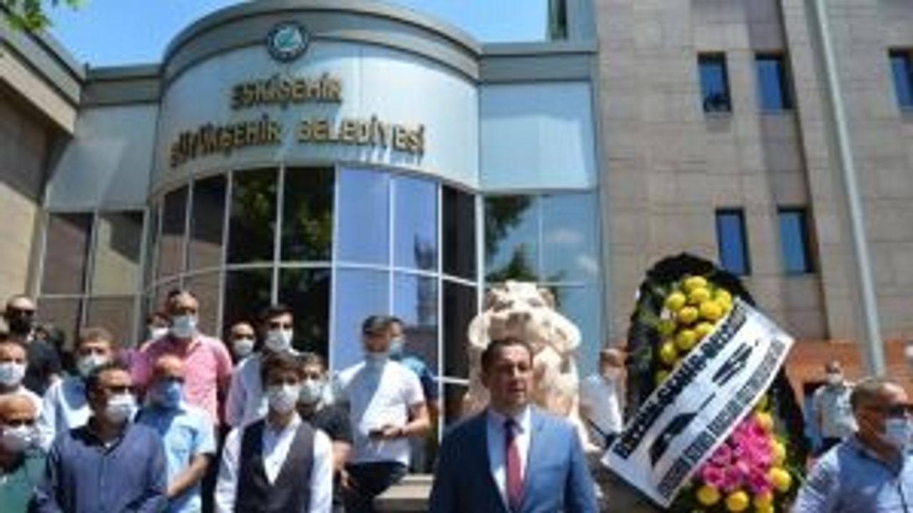 Eskişehir Büyükşehir'in önüne siyah çelenk bıraktılar