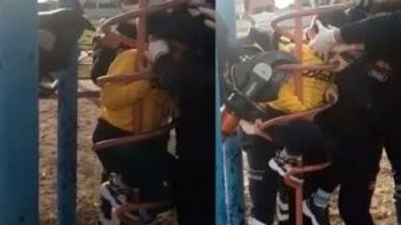 Çocuk parkında oyuncağa sıkıştı