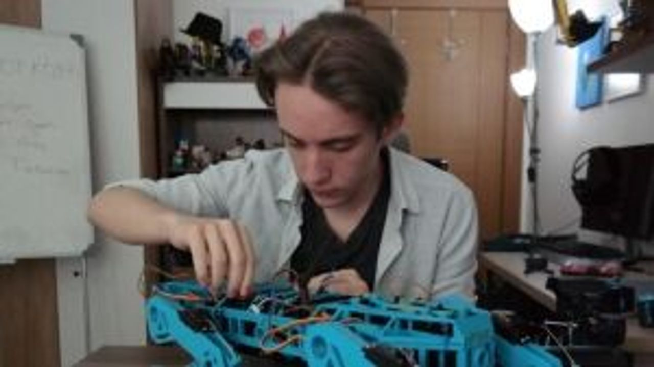 Eskişehirli öğrenci robot köpek yaptı