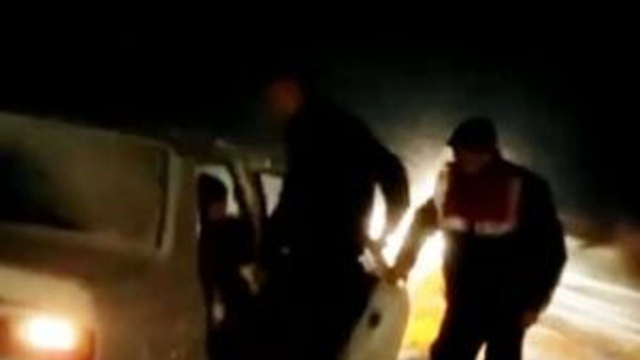 Eskişehir'de yolda mahsur kaldılar... Jandarma kurtardı