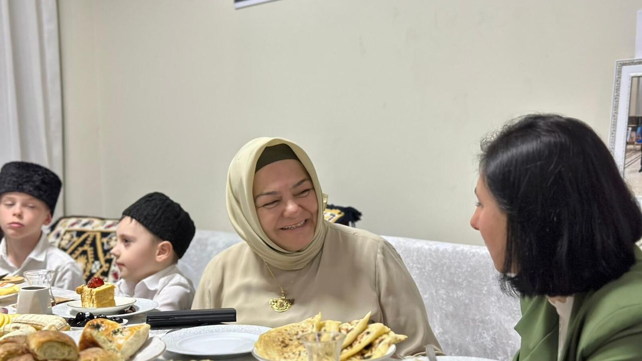 Vekil Anne Kırım Tatarı Ailelerle Bayramlaştı