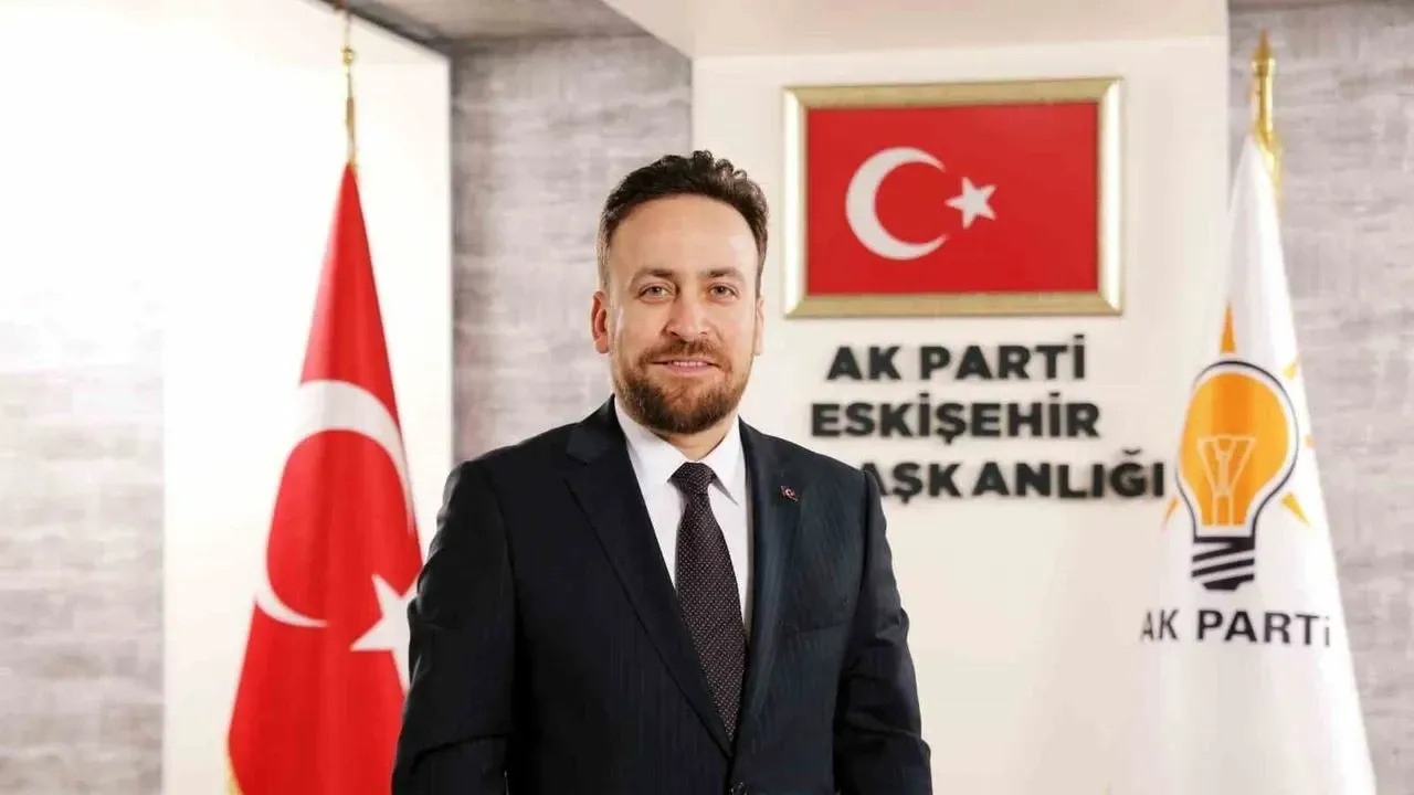 AK Parti Tepebaşı İlçe Başkanı Serhat Tunç’tan Ahmet Ataç’a: "Hizmet Yok, Şov Var!"