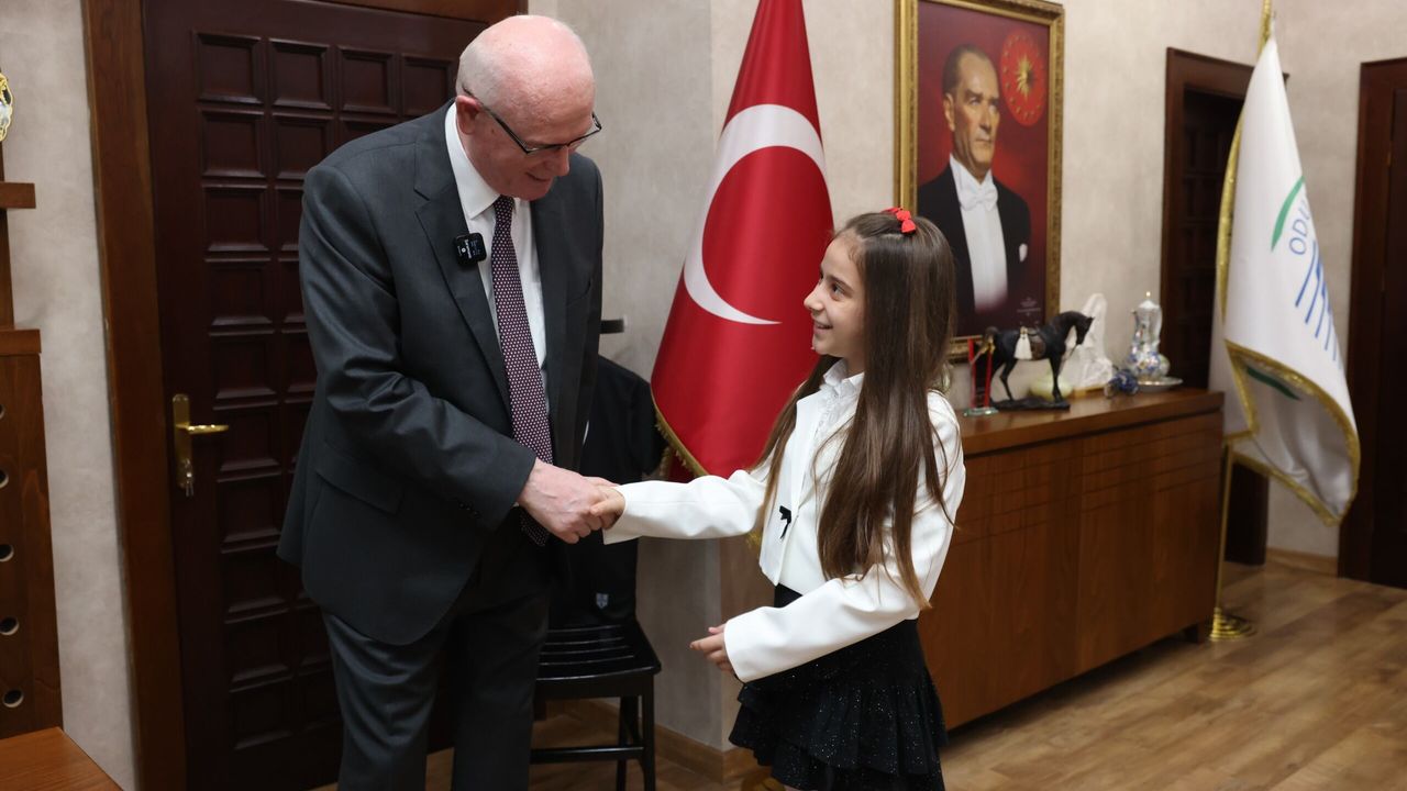 Minik Melis başkanlık koltuğuna oturdu
