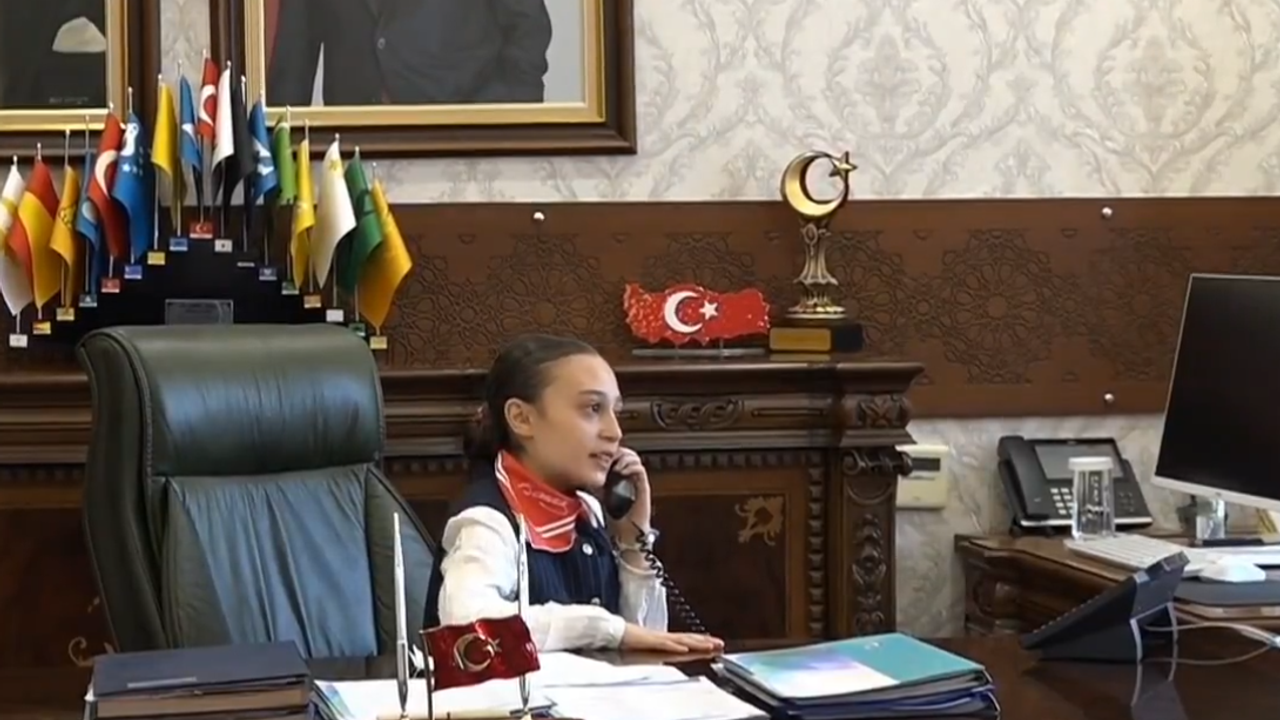 Minik Valinin İlk İcraatı Eğitim Oldu: Gezici Kütüphane Öğrencilerle Buluştu