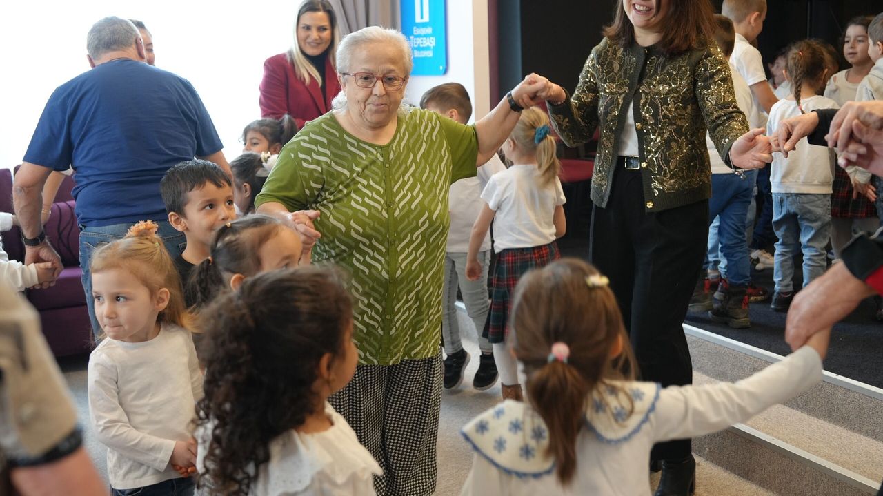 Minik ellerden büyük yüreklere yaşlılara saygı ziyareti