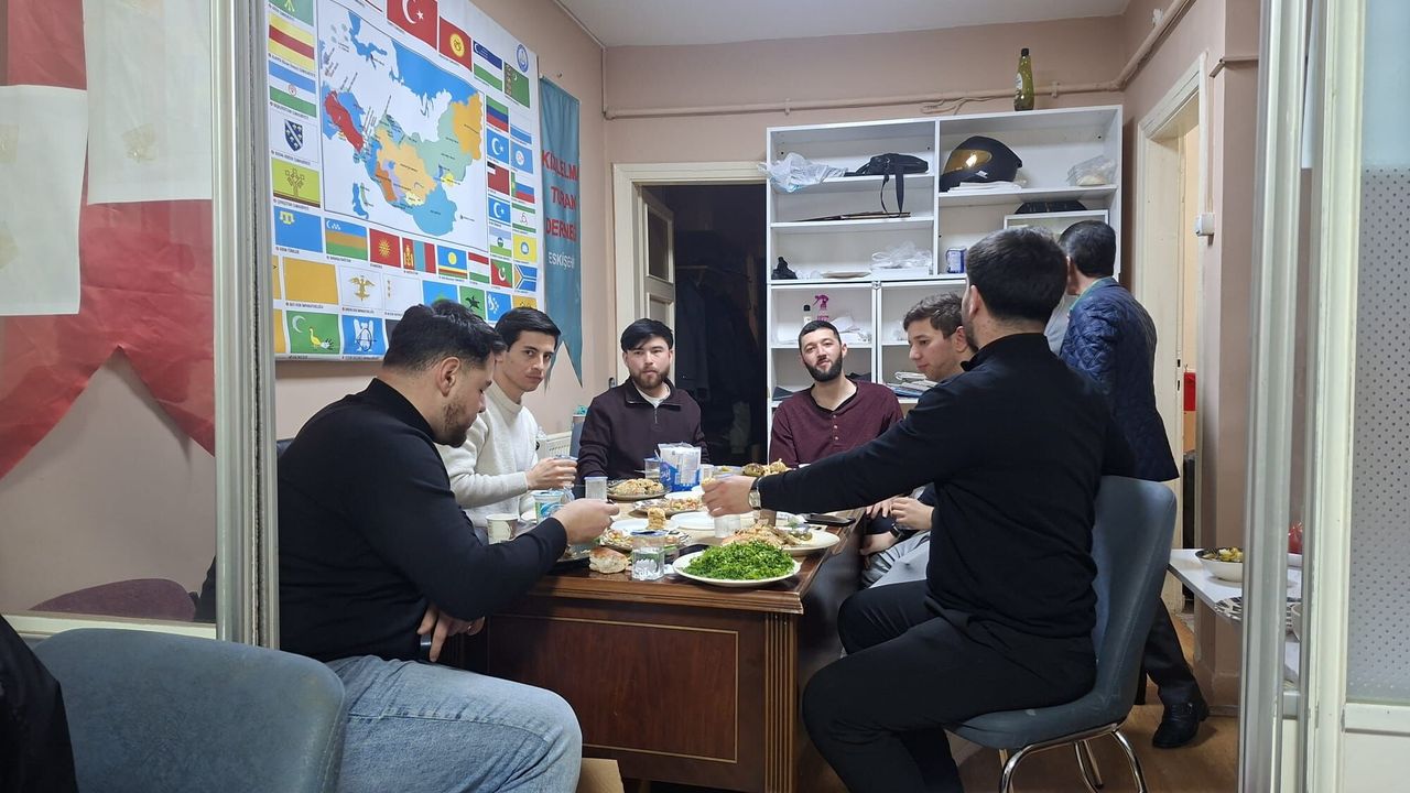 Türk Dünyası Yemek Kültürü Eskişehir’de Yaşatıldı: Özbek Gençlerden Unutulmaz İftar