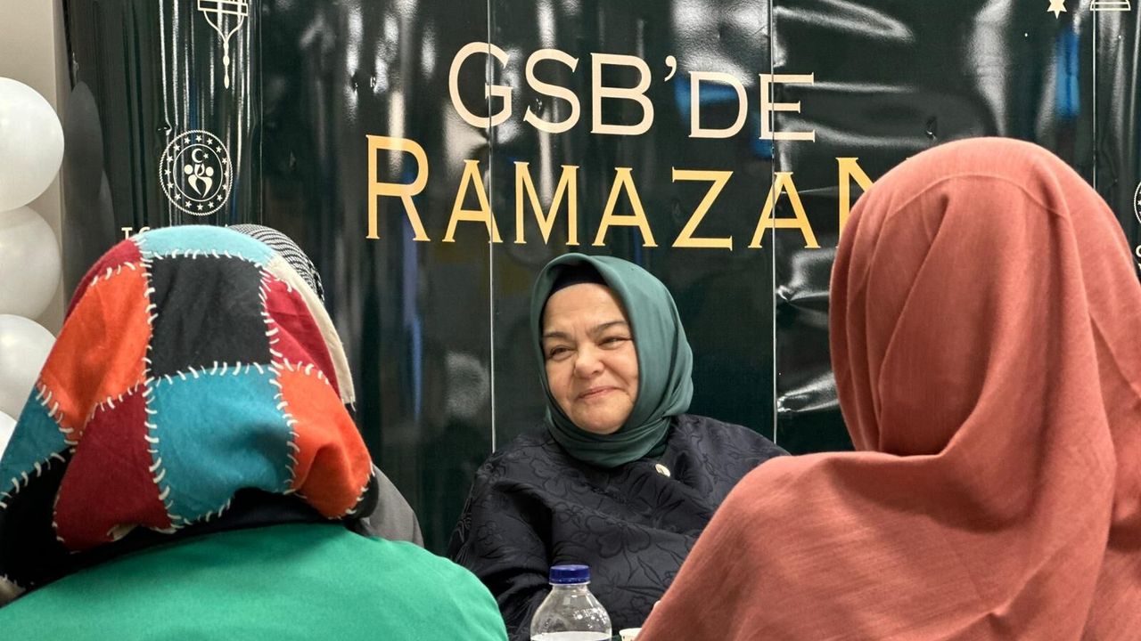 Prof. Dr. Ayşen Gürcan Sahur Sofrasında Gençlerle Bir Arada