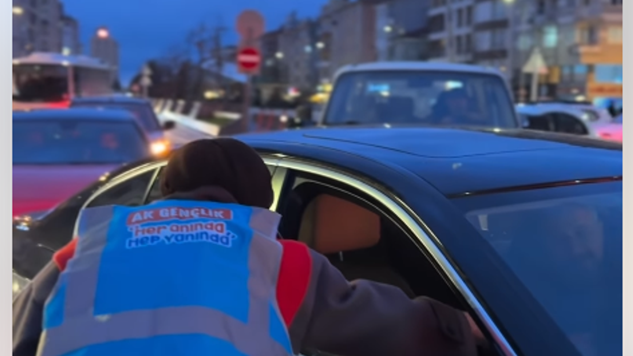Eskişehir'de AK Partili gençlerden sürücülere sürpriz: Papatya çayı eşliğinde trafik protestosu!