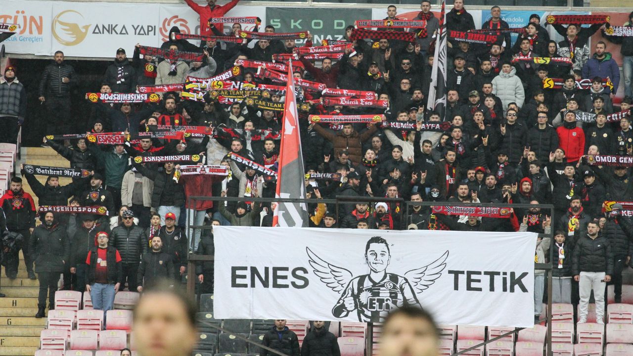 Nefer Tribünü’nden anlamlı pankart