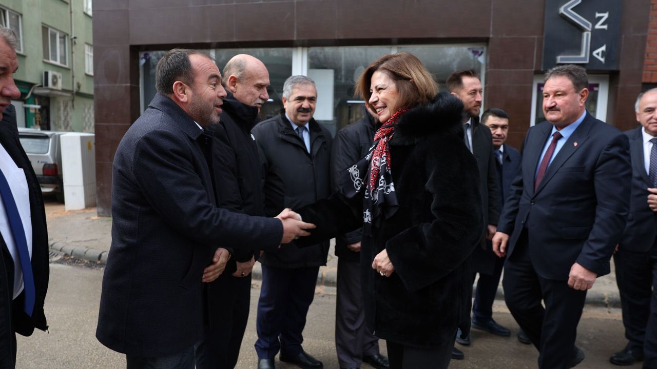 Başkan Ünlüce yenilenen taksi durağında