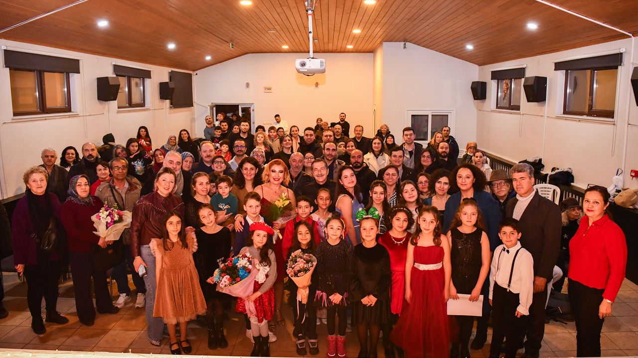Yeni Yıl Konserinde  piyano başına geçtiler