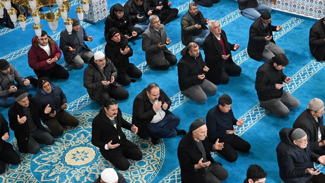 Yılın ilk gününde sabah namazında buluştular