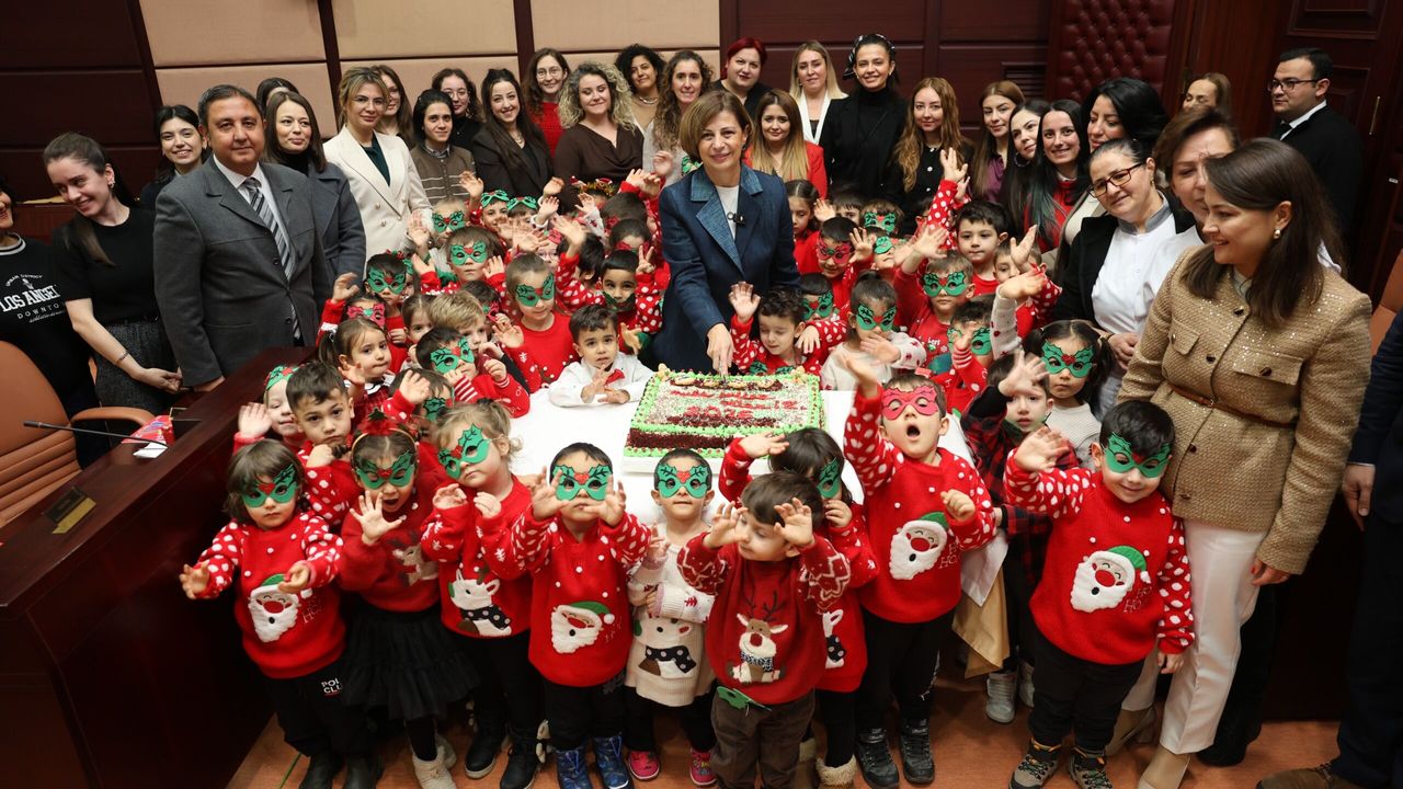 Başkan Ünlüce'ye miniklerden yeni yıl sürprizi