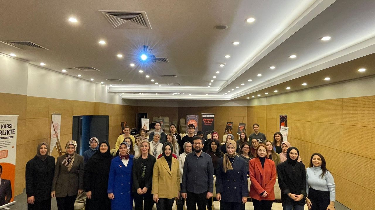 Genç KADEM medyadaki şiddet dilini mercek altına aldı