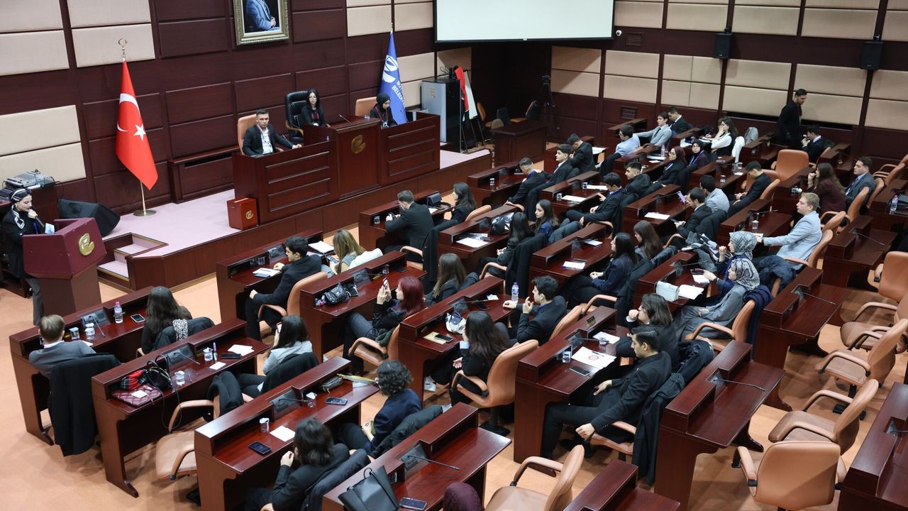 Büyükşehir Meclisi gençlere açıldı: TBMM simülasyonu gerçekleştirildi