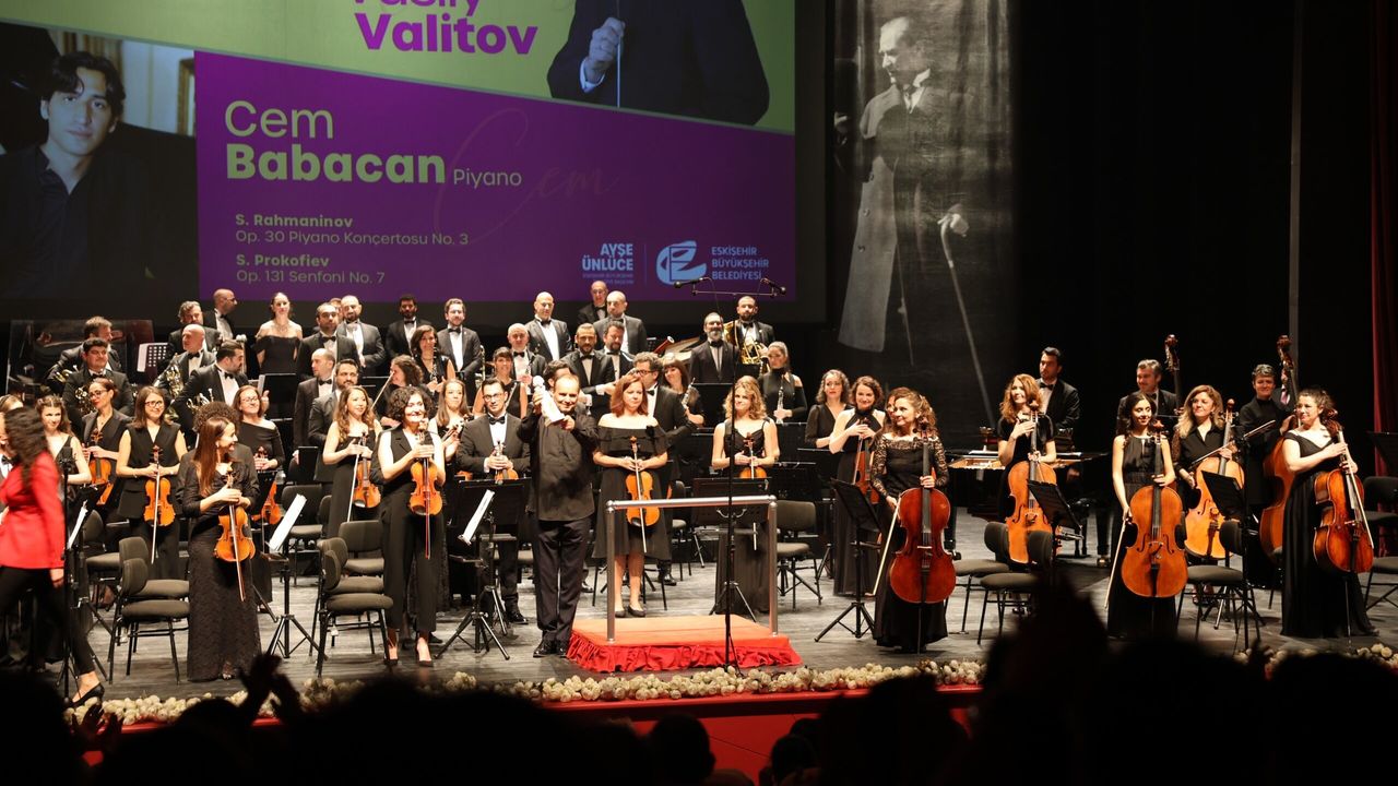 Senfoniden alkış yağmuru: EBB Orkestrası müzikseverleri büyüledi