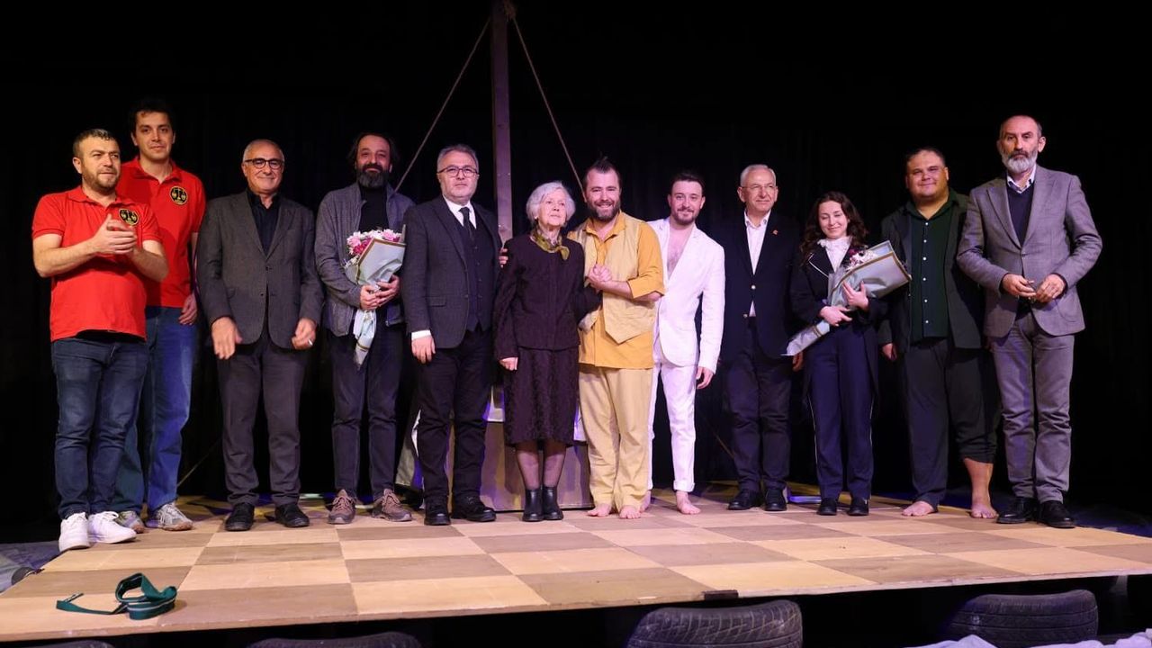 Sui Generis Tiyatro'dan Gemlik’te duygu dolu gece