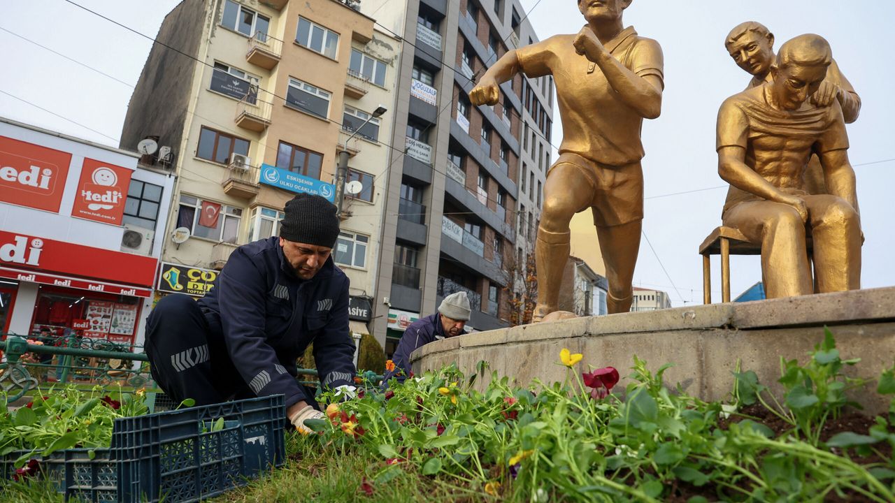 Eskişehir Büyükşehir Belediyesi binlerce çiçekle şehri süsleyecek