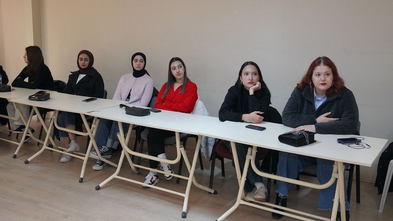 Gençleri bilgilendirme çalışmaları sürüyor