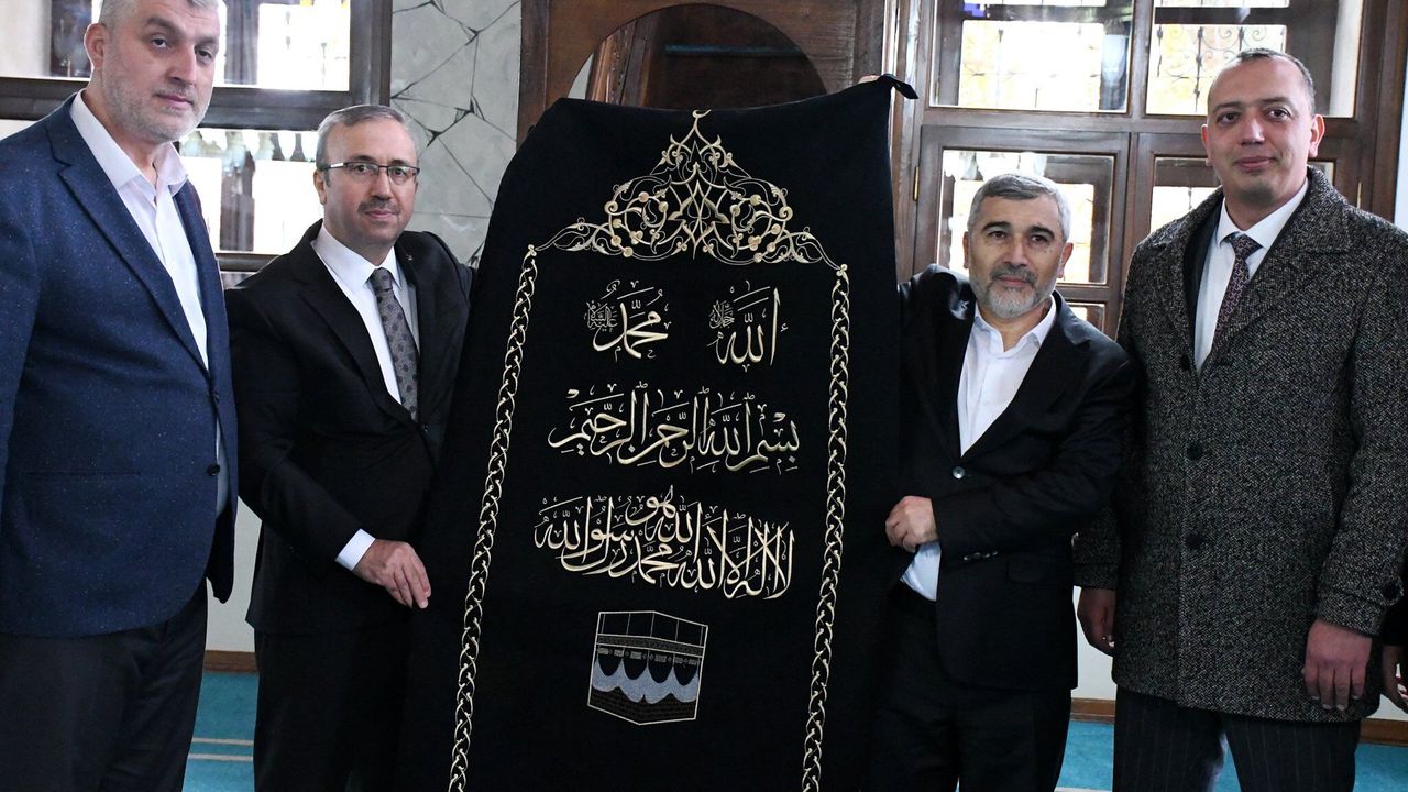 Olgunlaşma Enstitüsü’nden Tarihî Camiye Yeni Minber Örtüsü