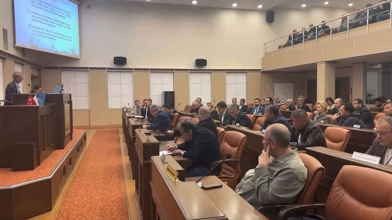 AK Partili Mehmet Şimşek: Tepebaşı Belediyesi Okulların Katı Atık Vergisini 4 Kat Artırdı