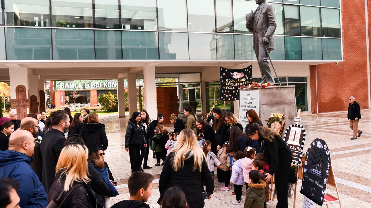 Çocuklar Atatürk’ü Şiirlerle Andı