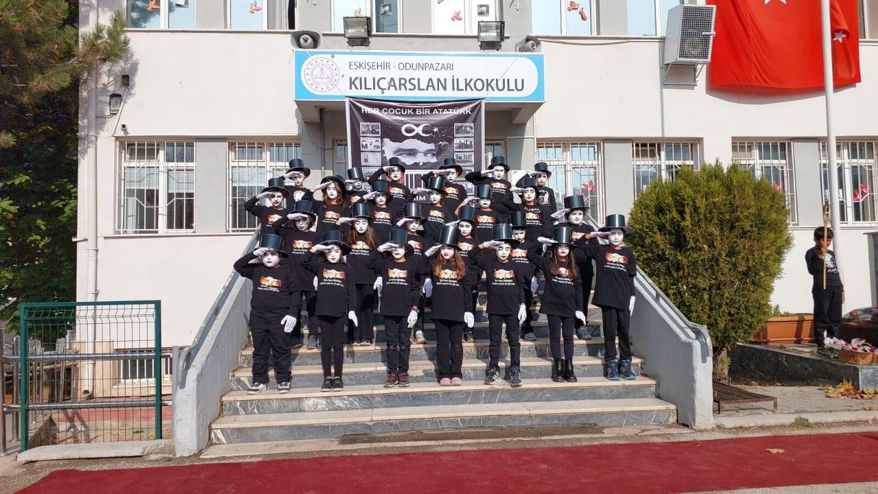 Miniklerden duygu dolu Atatürk'ü anma etkinliği