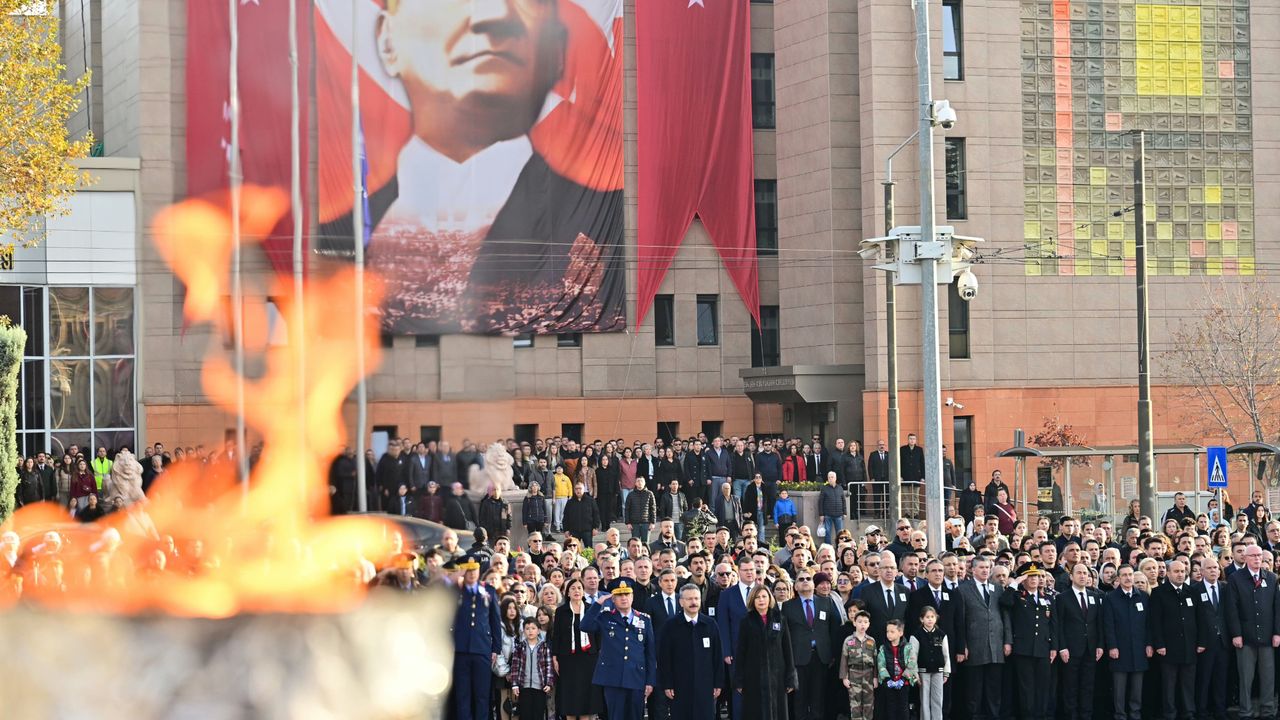 Eskişehir’de 10 Kasım Töreni: Sirenler Eşliğinde Saygı Duruşu